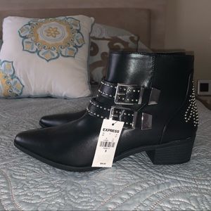 Black mini heeled, pointed toe boots